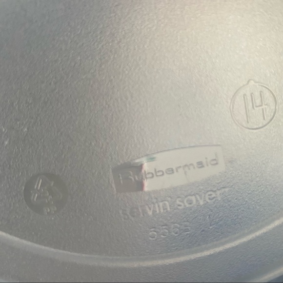 2 Rubbermaid Servin Savers - Picture 7 of 11